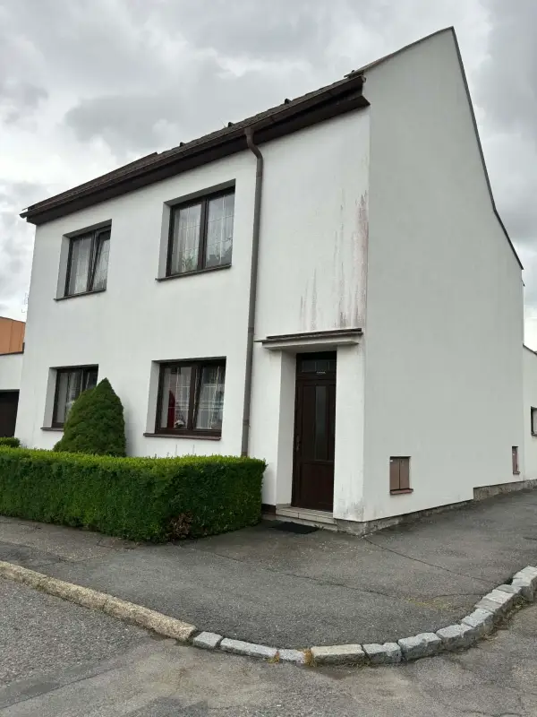 Fasáda před nátěrem