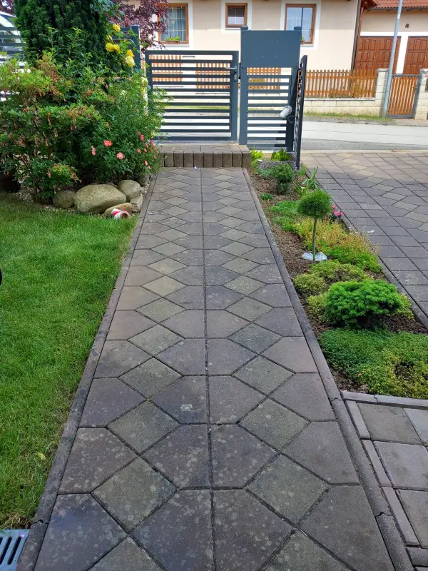 Zámková dlažba před vyčištěním