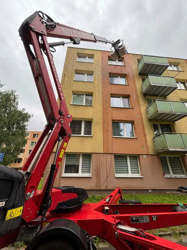 Čištění fasády panelového domu – při práci