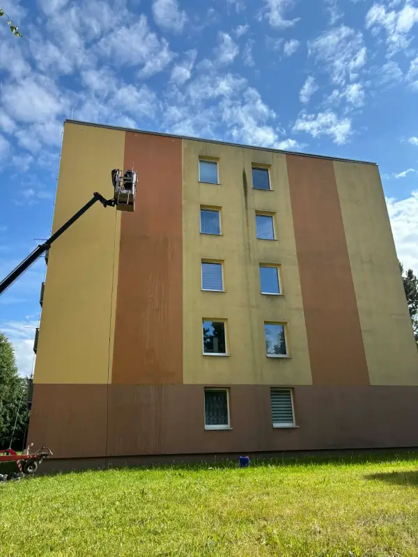 Panelák z boku před čištěním