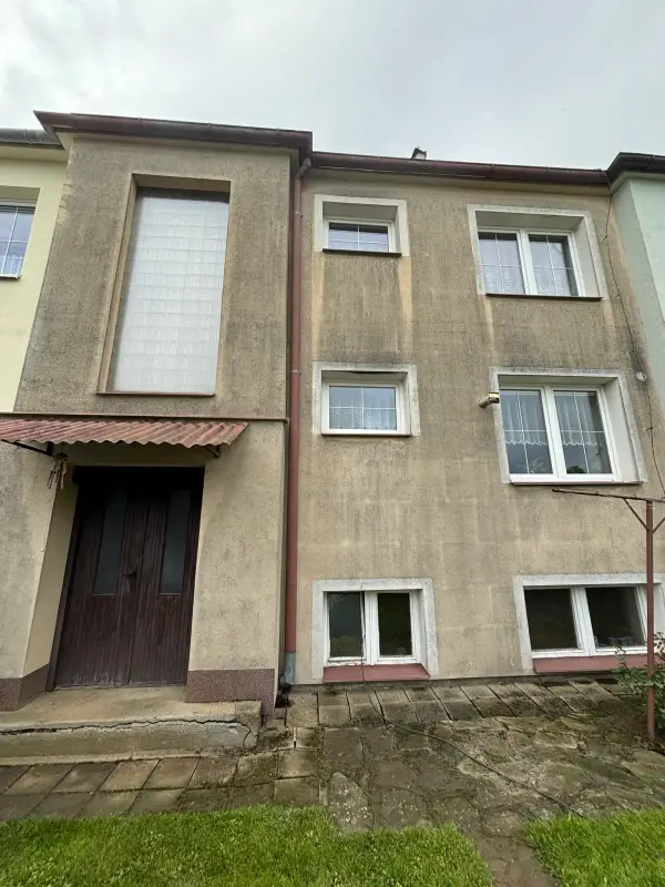 Panelový dům před čištěním fasády