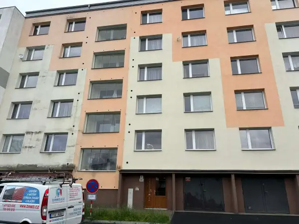 Panelák – srovnání před a po čištění fasády