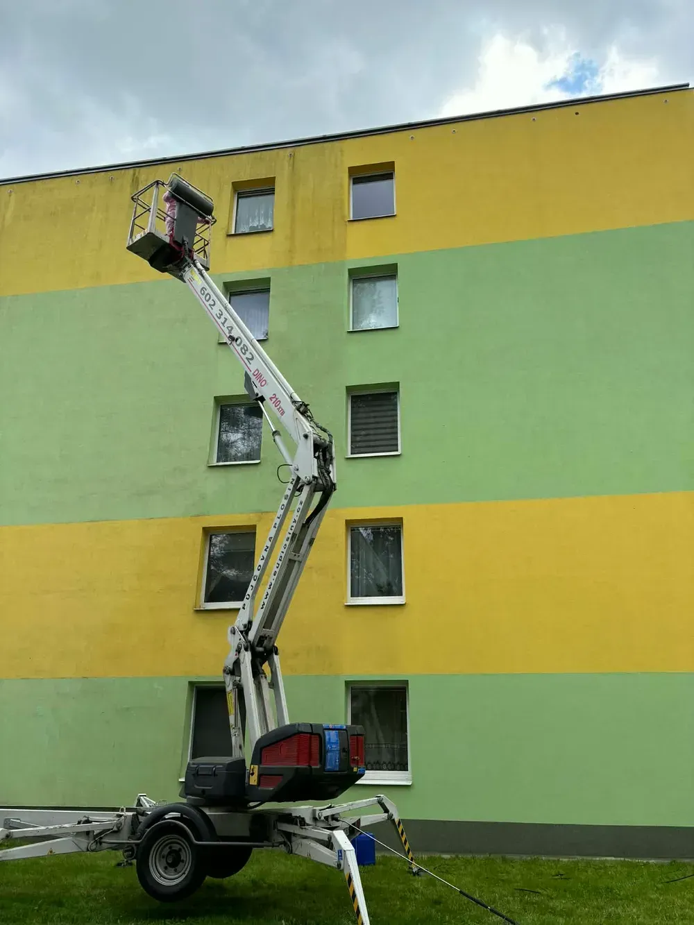 Detail čištění fasády panelového domu – před a po