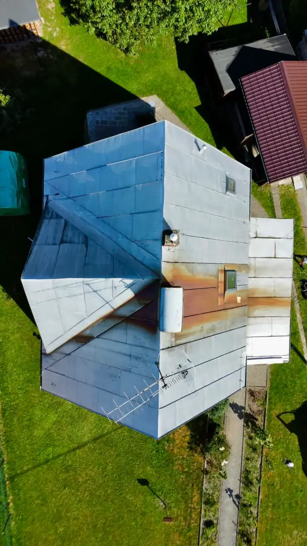 Rezavá střecha před nátěrem