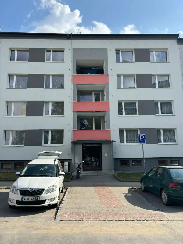 Šedý panelák po čištění fasády