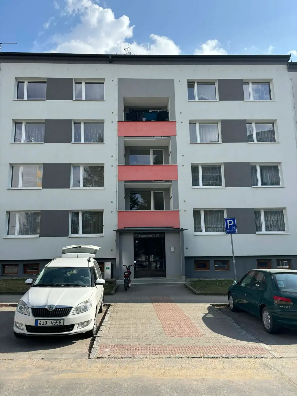 Čištění fasády panelového domu Po