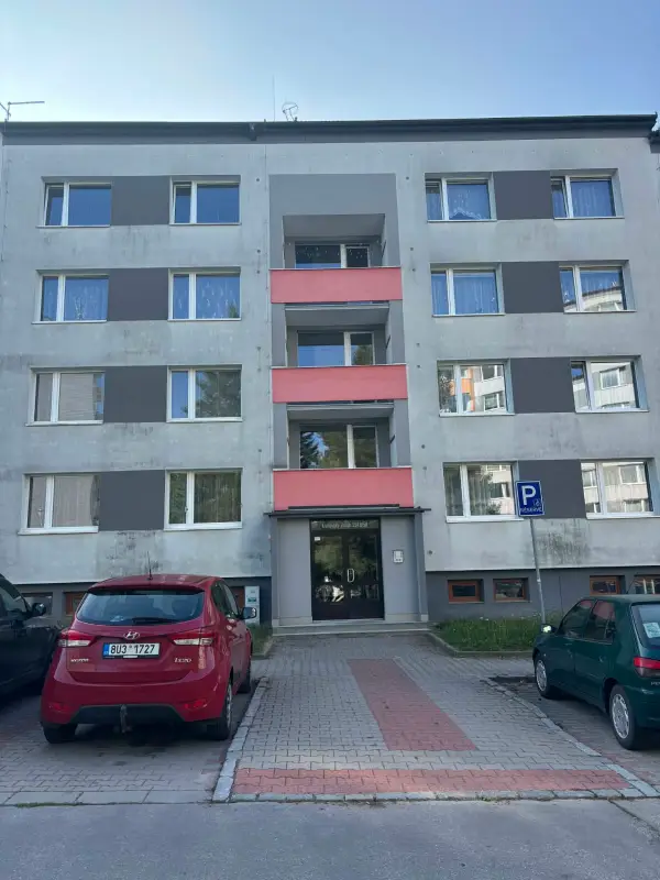 Šedý panelák před čištěním fasády