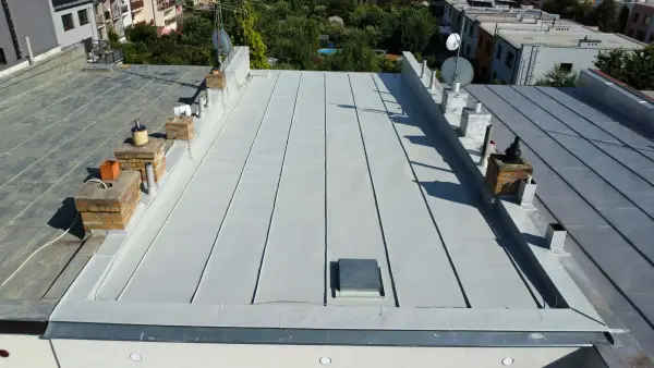 Poškozená střecha po nátěru