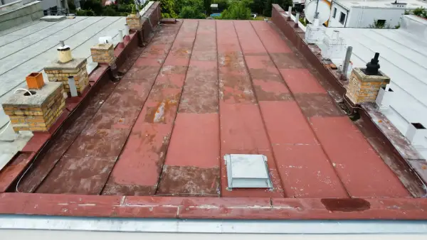 Poškozená střecha před nátěrem