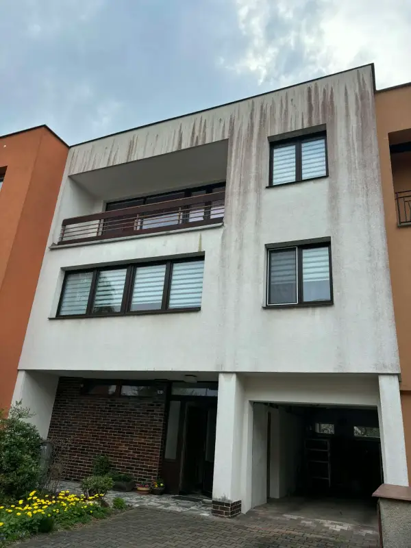 Špinavá fasáda před čištěním