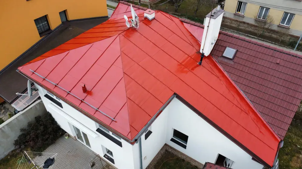 Střecha po profesionálním čištění od mechu - Žďársko