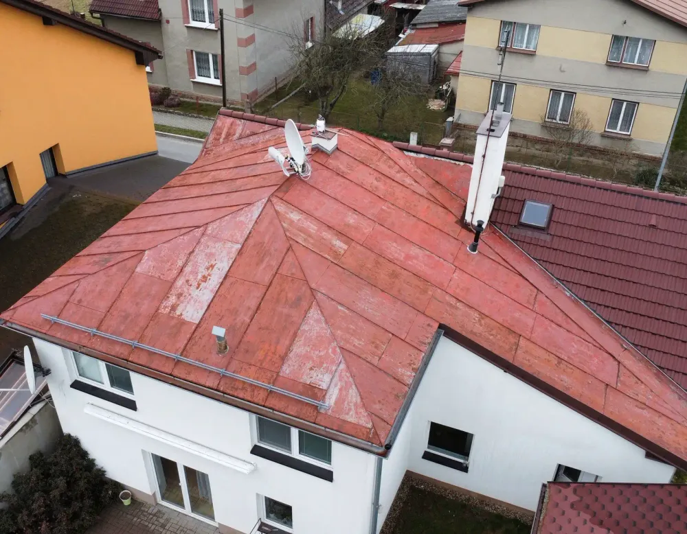 Střecha zarostlá mechem - rodinný dům ve Žďáře nad Sázavou